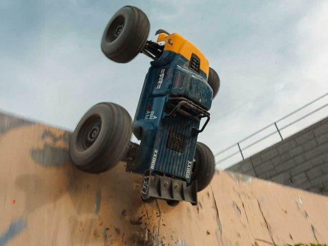 blue 1/8 NOTORIOUS 6S V6 4X4 BLX Stunt Truck RTR - Cars - view 20